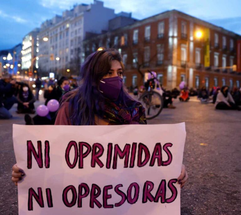 La pandemia no acalla las reivindicaciones feministas, entre mascarillas, distancias y algunos incidentes