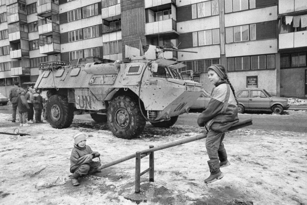 Selma y Alma juegan en los columpios bajo al casa de su abuela durante la guerra de Bosnia..