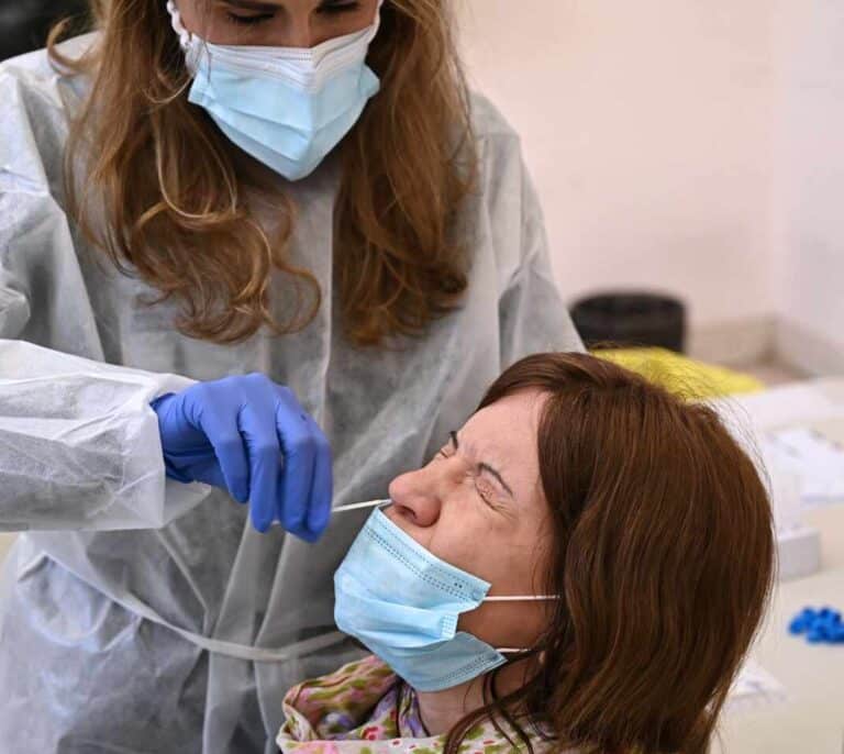 Suben los contagios en Madrid a 1.433 y fallecen 21 personas más en hospitales