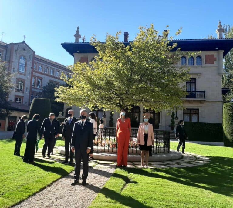 El contrato "secreto" del jardinero del lehendakari en Ajuria Enea