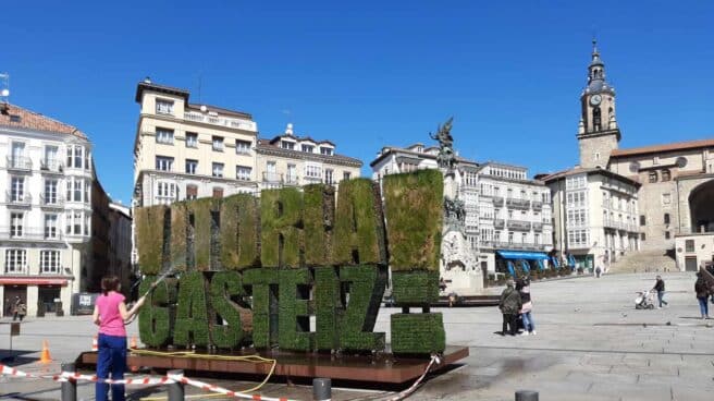 Una mujer riega el seto de Vitoria en la plaza de la Virgen Blanca de la capital alavesa. Una mujer riega el seto de Vitoria en la plaza de la Virgen Blanca de la capital alavesa.
