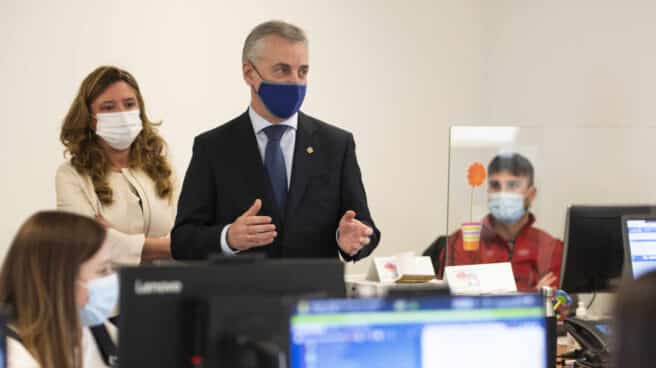 El lehendakari Iñigo Urkullu durante una visita a un centro de rastreadores Covid.