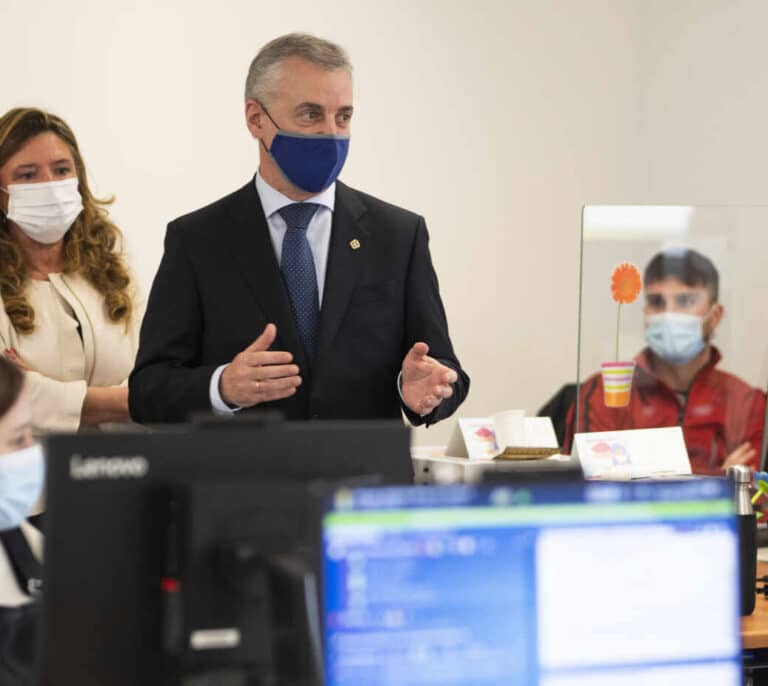 PNV y PSE salvan a la consejera de Salud de la reprobación de toda la oposición