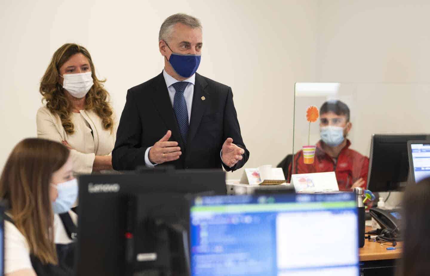 El lehendakari Iñigo Urkullu durante una visita a un centro de rastreadores Covid.