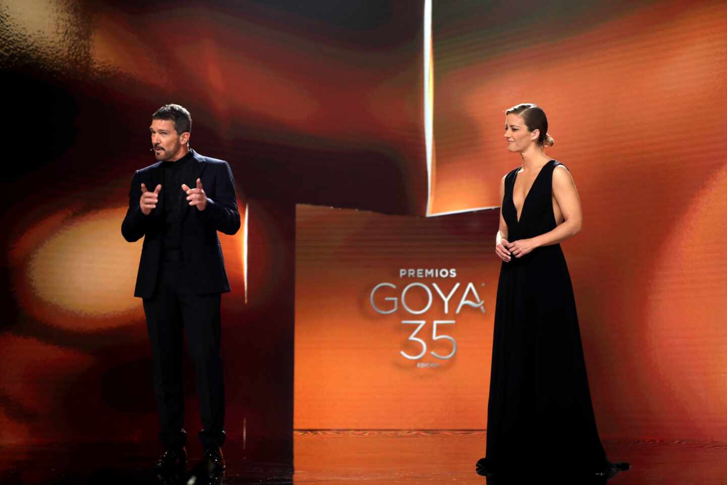 Antonio Banderas homenajea a las víctimas del covid en los Goya: "Pongamos nuestro granito de arena"