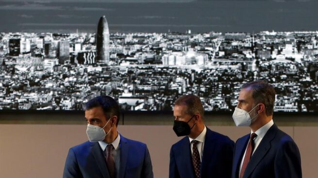 El rey Felipe VI junto al presidente del Gobierno, Pedro Sánchez (i), y el presidente del Grupo Volkswagen, Herbert Diess (c), durante la visita que realizan este viernes a la fábrica de SEAT en Martorell