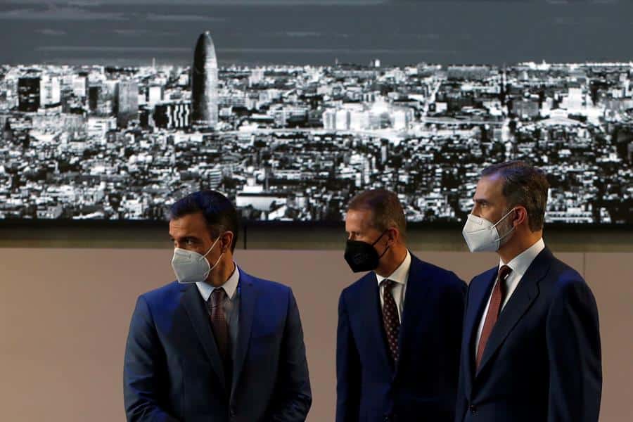 El rey Felipe VI junto al presidente del Gobierno, Pedro Sánchez (i), y el presidente del Grupo Volkswagen, Herbert Diess (c), durante la visita que realizan este viernes a la fábrica de SEAT en Martorell