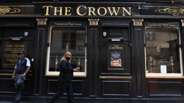 Londres valora si los pubs británicos deberían exigir certificados de vacunas