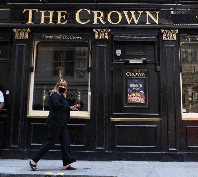 Londres valora si los pubs británicos deberían exigir certificados de vacunas