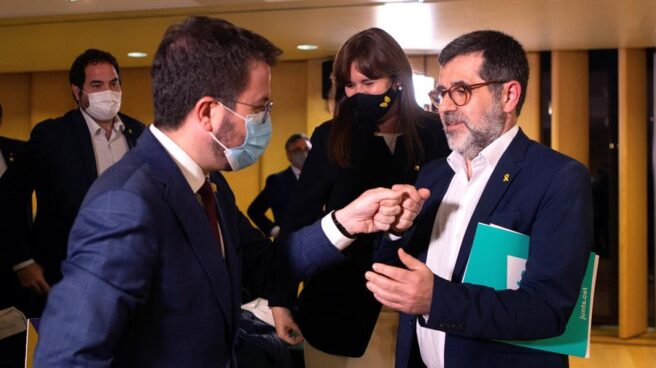 Jordi Sánchez y Pere Aragonés se saludan minutos antes de la conferencia del número dos de JxCat