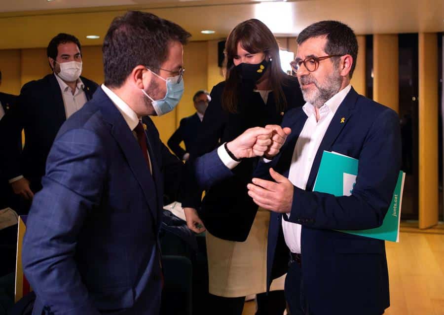 Jordi Sánchez y Pere Aragonés se saludan minutos antes de la conferencia del número dos de JxCat