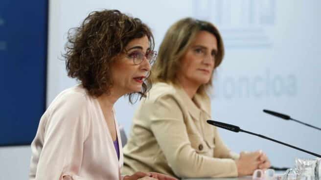 Rueda de prensa tras reunión de Consejo de Ministros para aprobar la reducción del IVA de la luz La vicepresidenta cuarta y ministra para la Transición Ecológica y el Reto Demográfico, Teresa Ribera (d) junto a la ministra de Hacienda y portavoz del Gobierno, María Jesús Montero, en rueda de prensa tras reunión del Consejo de Ministros, hoy en el Palacio de la Moncloa.