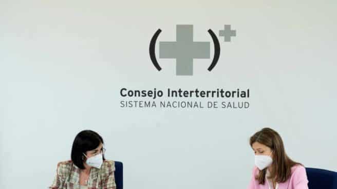 La ministra de Sanidad, Carolina Darias (i), y María Jesús Lamas (d), directora de la Agencia Española de Medicamentos y Productos Sanitarios, en un momento de la reunión del Consejo Interterritorial del Sistema Nacional de Salud.