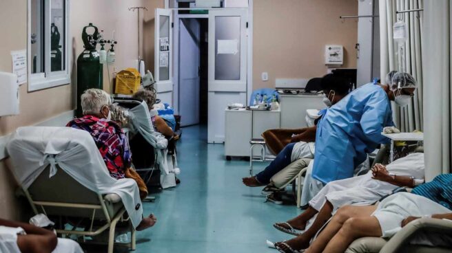 Una enfermera atiende a varios pacientes en la Unidad de Pronto Atendimiento en Porto Alegre (Brasil).