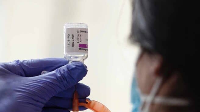 Una sanitaria prepara una dosis de la vacuna de AstraZeneca.