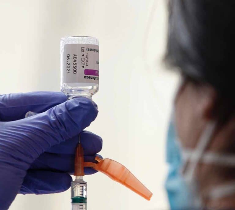 Los expertos creen que el riesgo de trombosis con AstraZeneca es mínimo