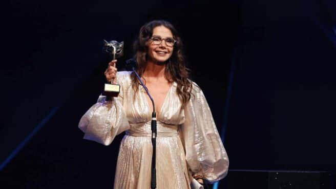 La actriz Victoria Abril tras recibir el "Premio Feroz de Honor 2021" durante la ceremonia de entrega de la octava edición de los Premios Feroz que se celebra este martes en el Teatro Coliseum, en Madrid.