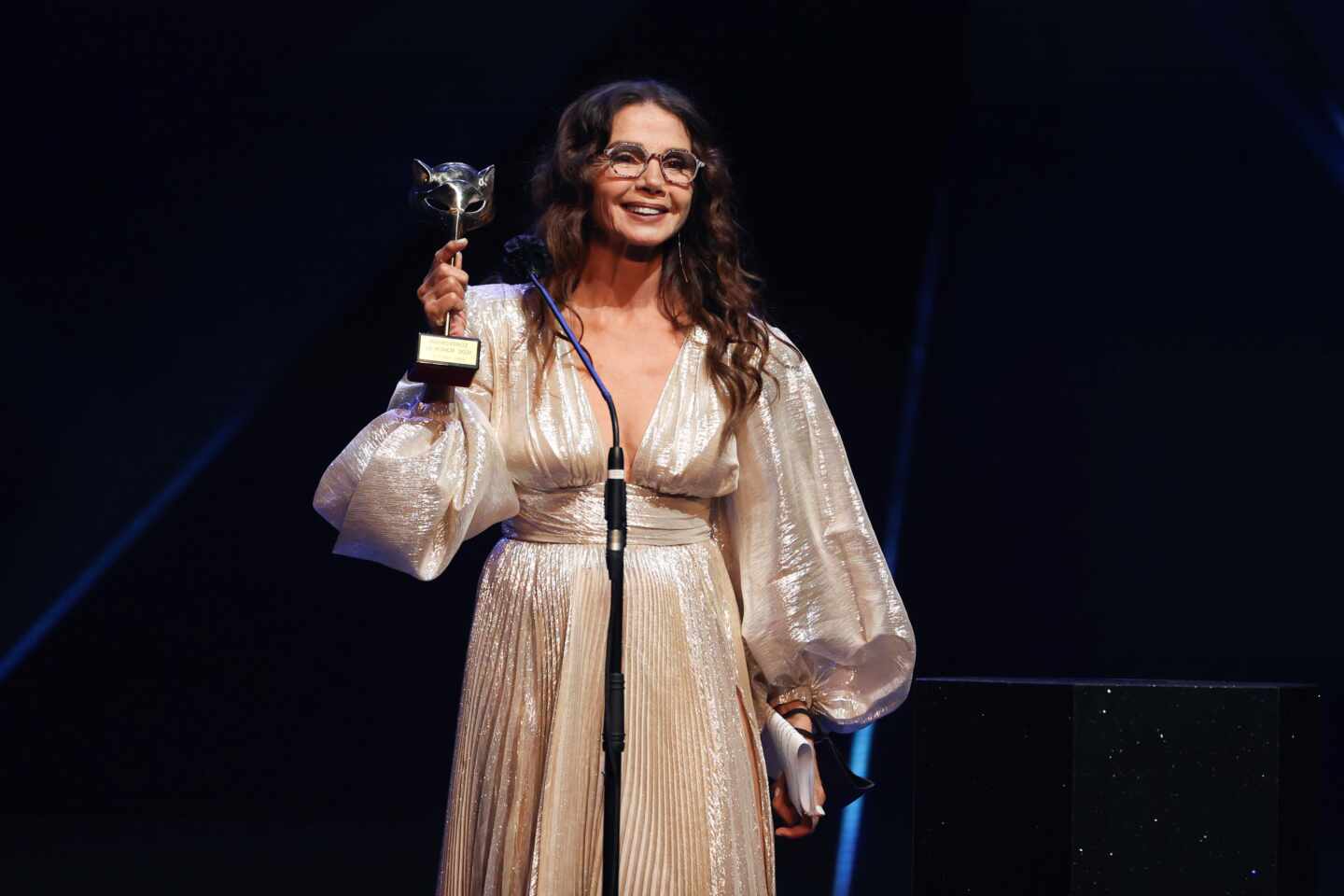 La actriz Victoria Abril tras recibir el "Premio Feroz de Honor 2021" durante la ceremonia de entrega de la octava edición de los Premios Feroz que se celebra este martes en el Teatro Coliseum, en Madrid.