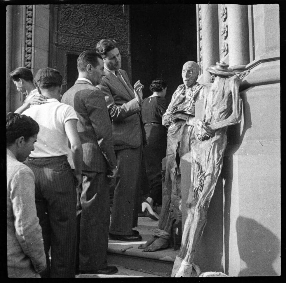 Sin título [Exhibición de las momias de las monjas, convento de las Salesas], Paseo de Sant Joan, Barcelona, julio de 1936