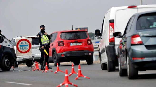 Control de la Policía Nacional para cumplir con las restricciones de movilidad.