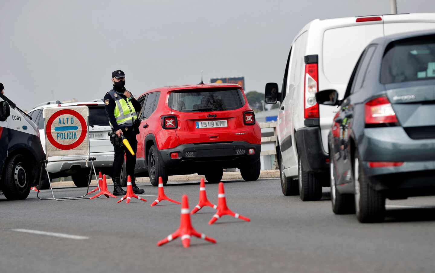 Control de la Policía Nacional para cumplir con las restricciones de movilidad.