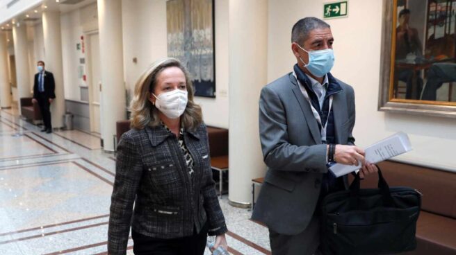 La vicepresidenta de Asuntos Económicos, Nadia Calviño, en los pasillos del Senado.