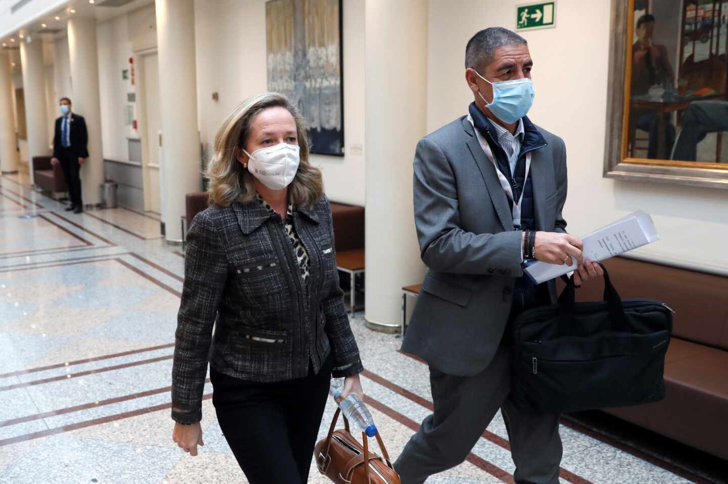 La vicepresidenta de Asuntos Económicos, Nadia Calviño, en los pasillos del Senado.