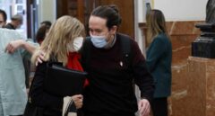 El vicepresidente segundo del Gobierno, Pablo Iglesias, conversa con la ministra de Trabajo, Yolanda Díaz.