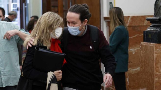 El vicepresidente segundo del Gobierno, Pablo Iglesias, conversa con la ministra de Trabajo, Yolanda Díaz.