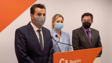 Ciudadanos recurre a tres expulsados de Vox para intentar salvar la moción con el PSOE en Murcia