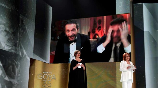 El realizador Salvador Calvo (en la pantalla-i) recibe el Goya al Mejor Director por su trabajo en "Adú"