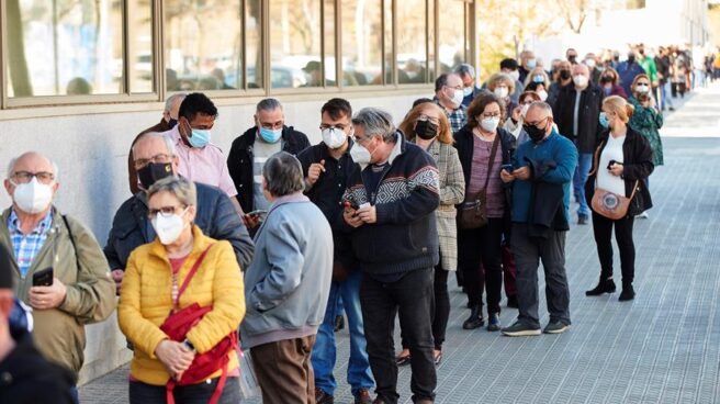 Largas colas para vacunarse en el centro de atención primaria Casernes