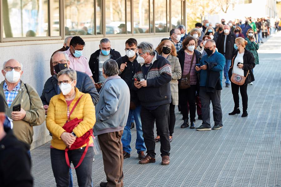 Largas colas para vacunarse en el centro de atención primaria Casernes