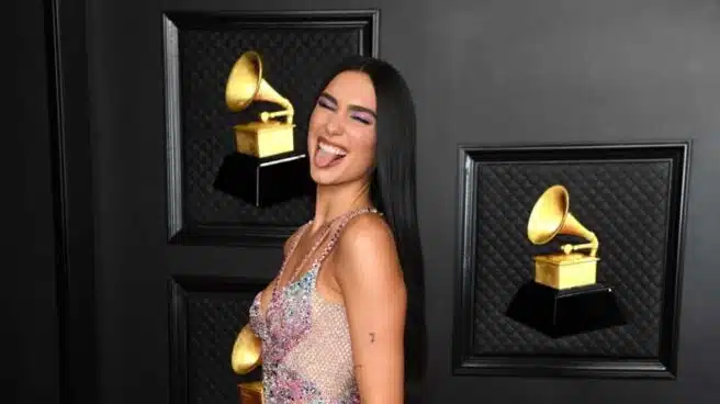 El glamour se esconde en la alfombra roja de los Grammy