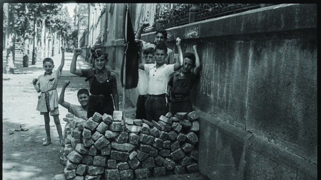 Barricada infantil detrás de la Universitat de Barcelona, agosto de 1936