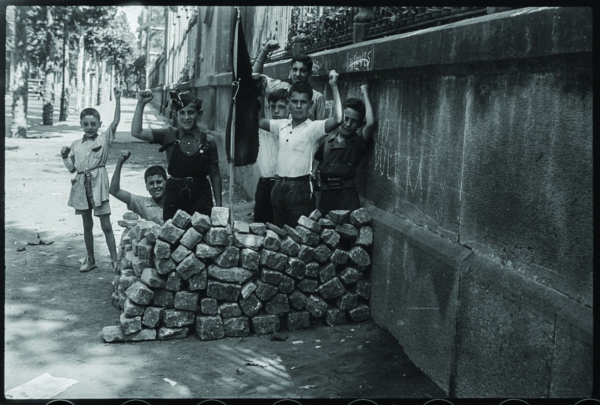 Barricada infantil detrás de la Universitat de Barcelona, agosto de 1936