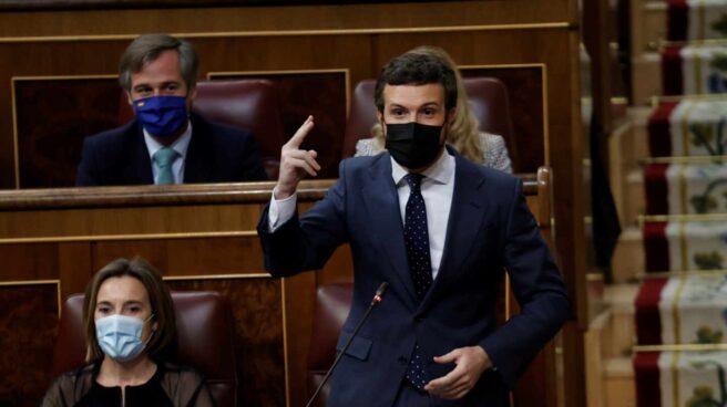 El líder popular Pablo Casado (d) interviene en una nueva sesión de control al Gobierno