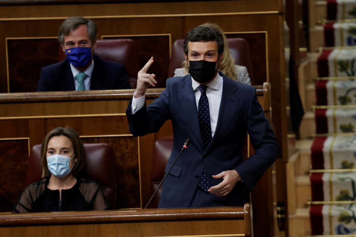 El líder popular Pablo Casado (d) interviene en una nueva sesión de control al Gobierno