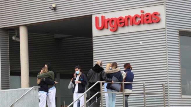 Varias personas conversan ante las Urgencias del hospital Príncipe de Asturias de Alcalá de Henares (Madrid).