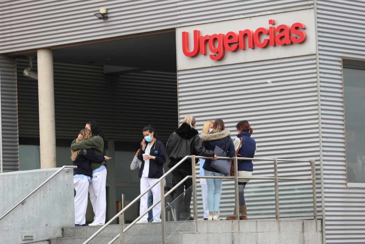 Varias personas conversan ante las Urgencias del hospital Príncipe de Asturias de Alcalá de Henares (Madrid).