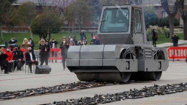Sánchez "levanta acta de la derrota de ETA" con la destrucción de sus armas