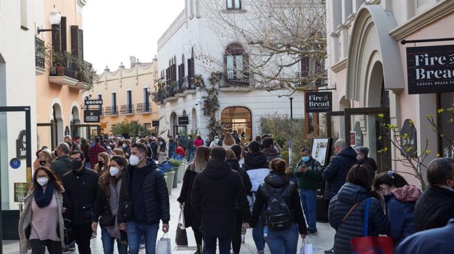 Gran afluencia de público en el centro comercial de La Roca del Vallés en el primer fin de semana en Cataluña sin confinamientos comarcales