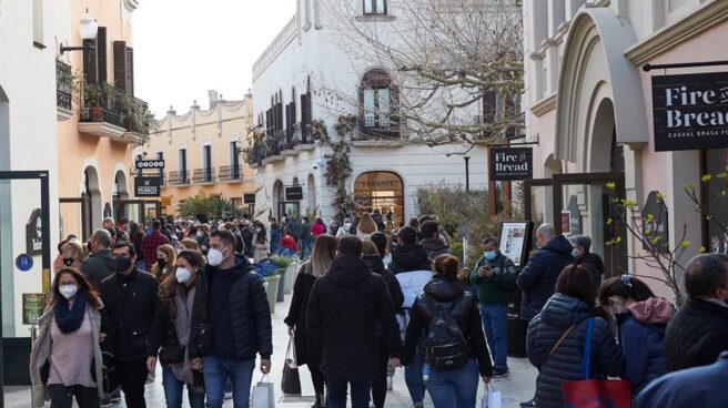 Gran afluencia de público en el centro comercial de La Roca del Vallés en el primer fin de semana en Cataluña sin confinamientos comarcales