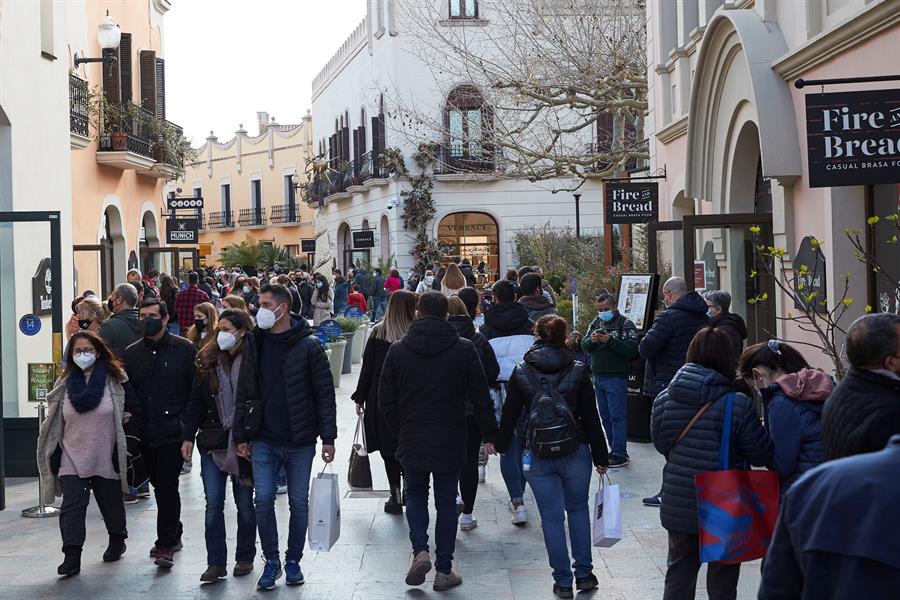 Gran afluencia de público en el centro comercial de La Roca del Vallés en el primer fin de semana en Cataluña sin confinamientos comarcales