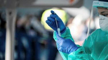 España registra 6.255 nuevos casos y 166 muertes más, mientras la incidencia cae a 132
