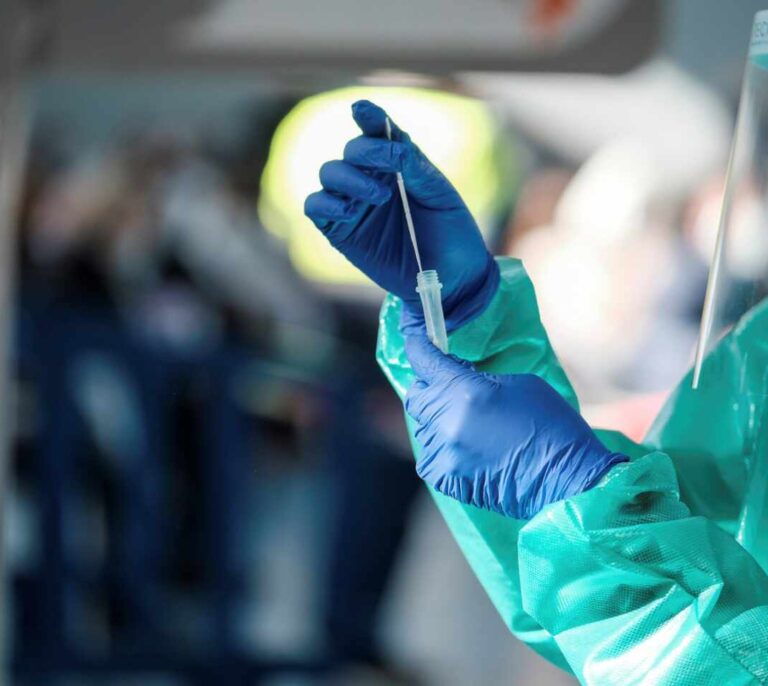 España registra 6.255 nuevos casos y 166 muertes más, mientras la incidencia cae a 132