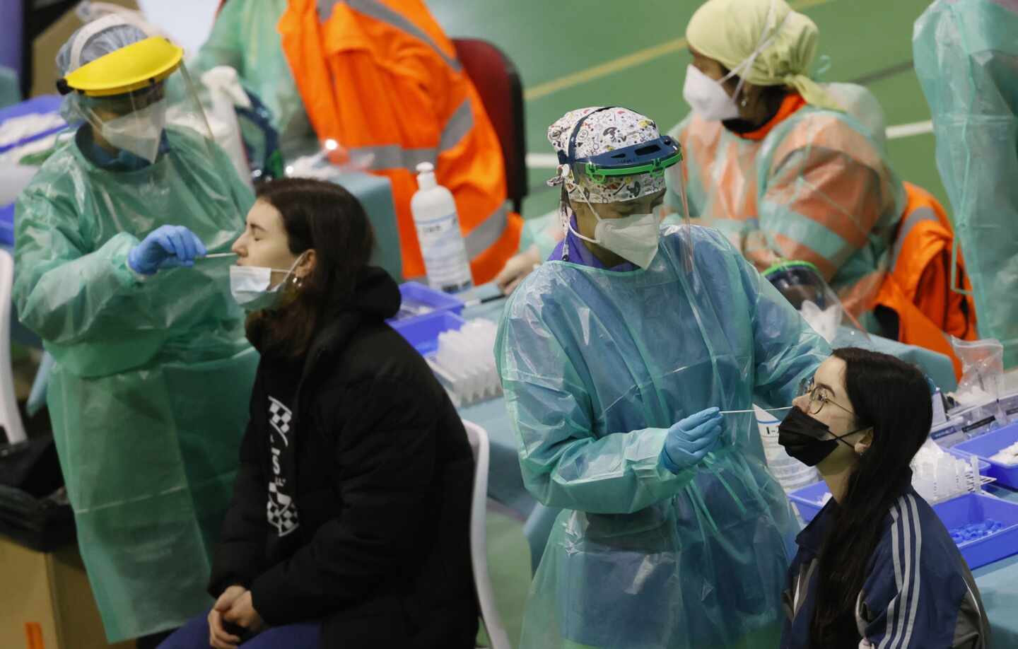 Varias personas se someten a pruebas PCR durante el cribado masivo