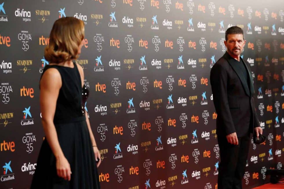 Los presentadores del evento, la periodista María Casado (i) y el actor Antonio Banderas, a su llegada a la gala de la 35 edición de los Premios Goya