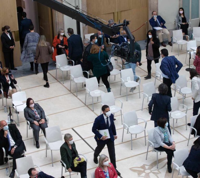 Independentistas y comunes abandonan el pleno en la intervención de Vox