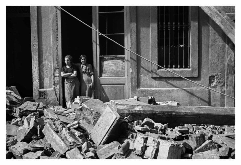 Antoni Campañà. Sin título [Dos mujeres después de un bombardeo], Poble-Sec, Barcelona, 14 de marzo de 1937.